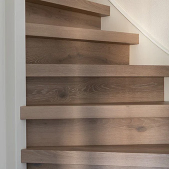 Trap-tapijt-leggen.nl, ook voor traprenovatie met overzettreden. Vakwerk met meer dan 38 jaar ervaring!